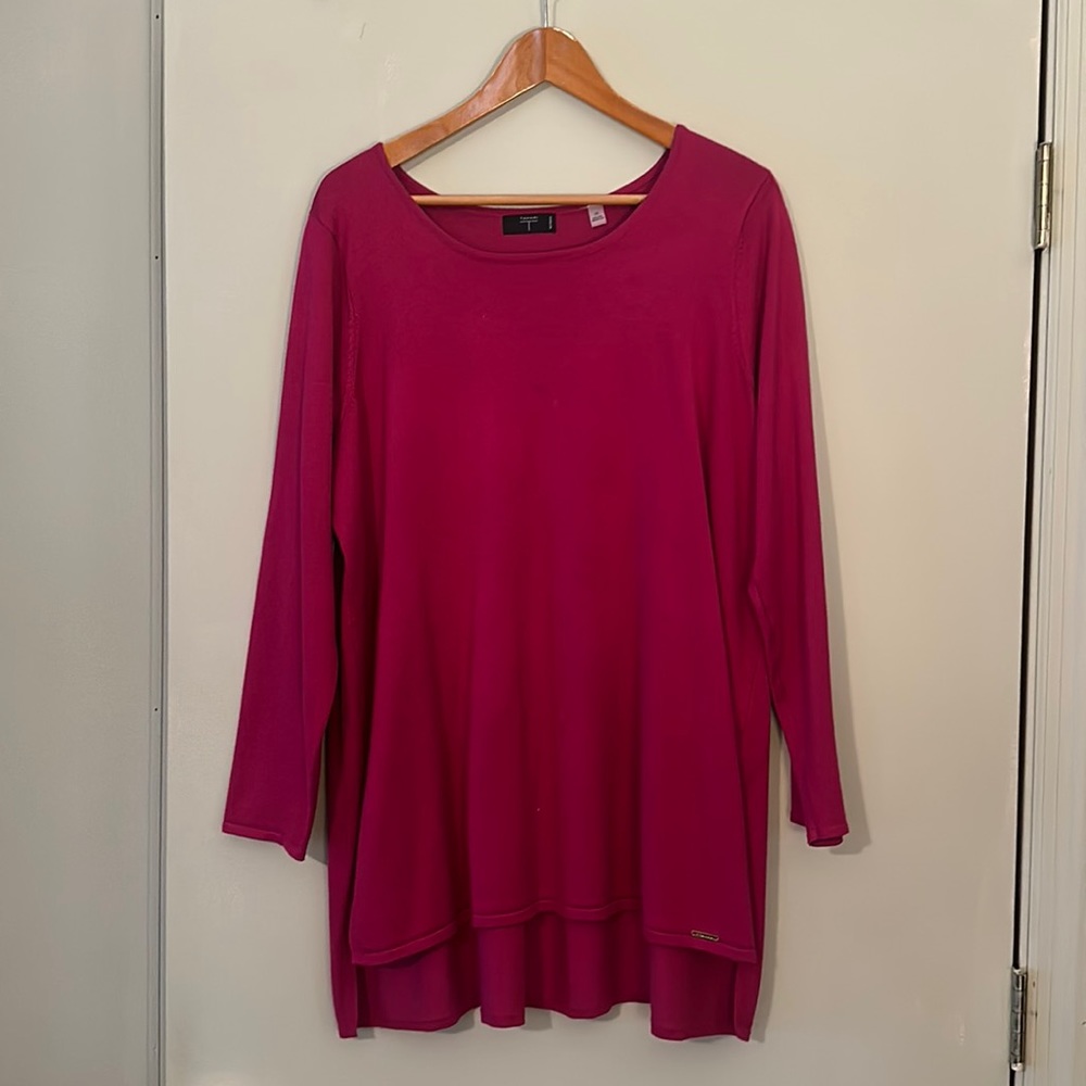 Women’s 1X Tahari light weight fushia sweater